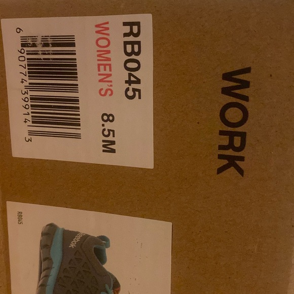 Women’s Reebok safety shoes - Picture 3 of 3